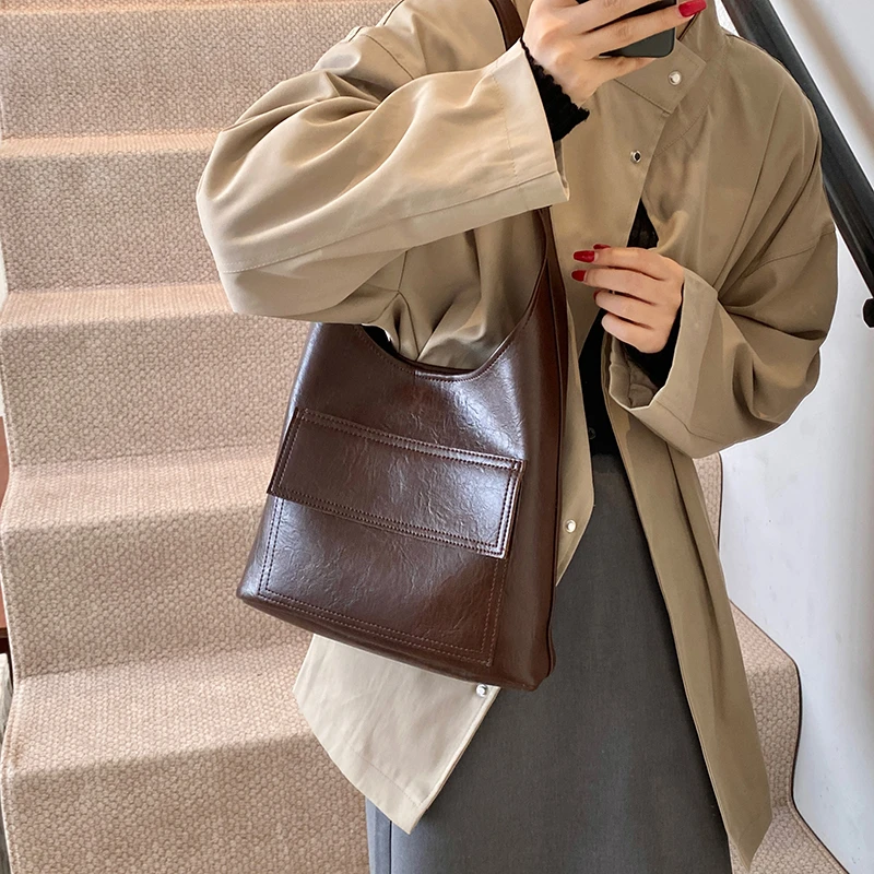 学生上课大容量水桶包包女2024新款秋季潮复古托特包百搭腋下包