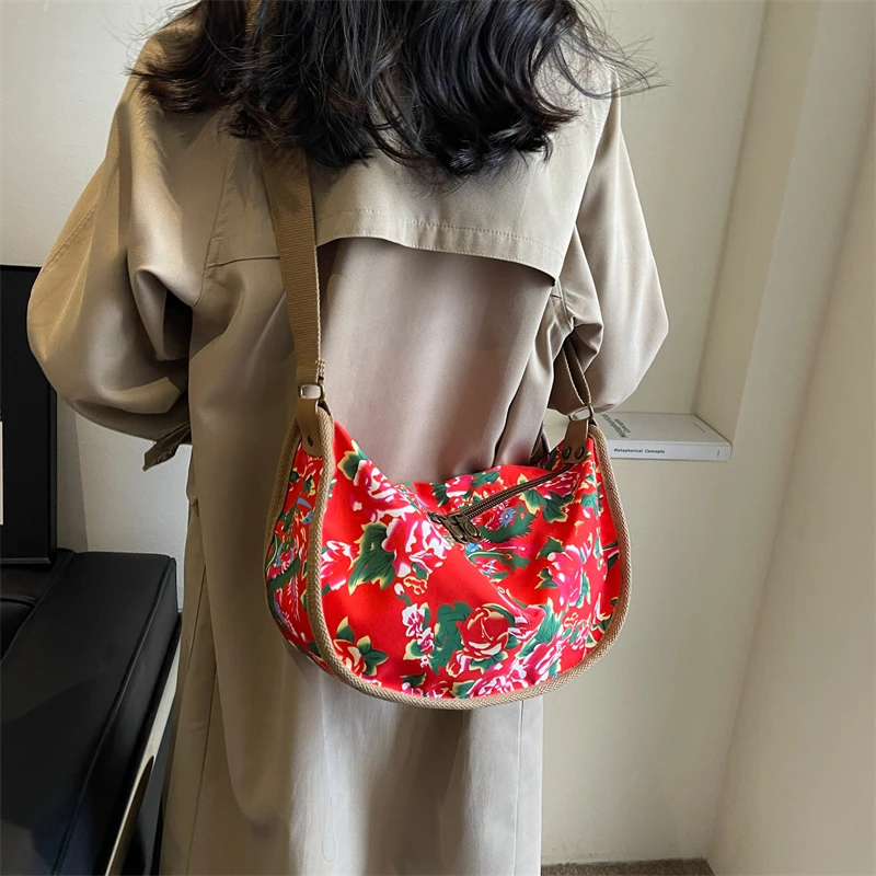 秋冬休闲时尚小众大容量斜挎包包女2024新款民族风东北大花帆布包