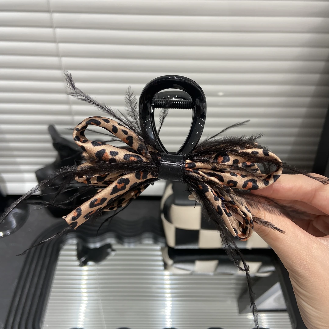 E3854 秋冬交叉豹纹毛毛抓夹女2024新款高级感鲨鱼夹后脑盘发头饰