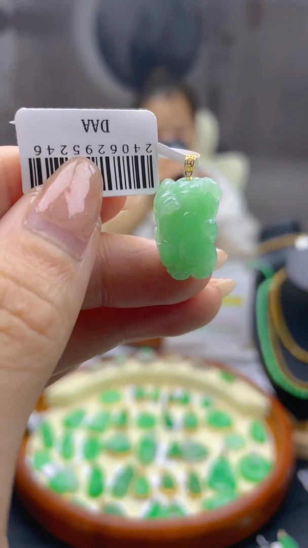 【闪购商品】翡翠吊坠(不含链)18K金镶嵌缅甸翡翠A货 包邮