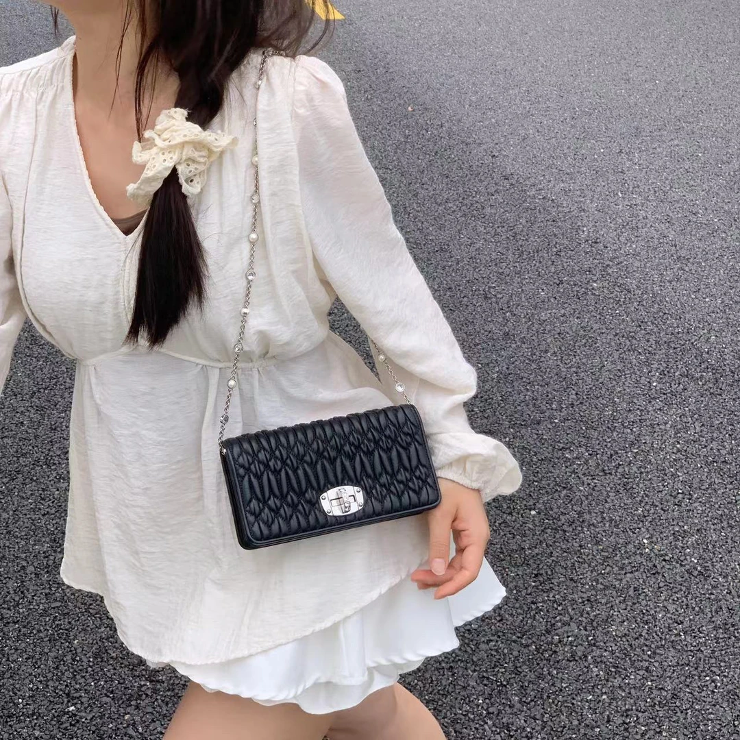 95新 MIU MIU/缪缪 一口价黑色褶皱钻链woc斜挎包D1285