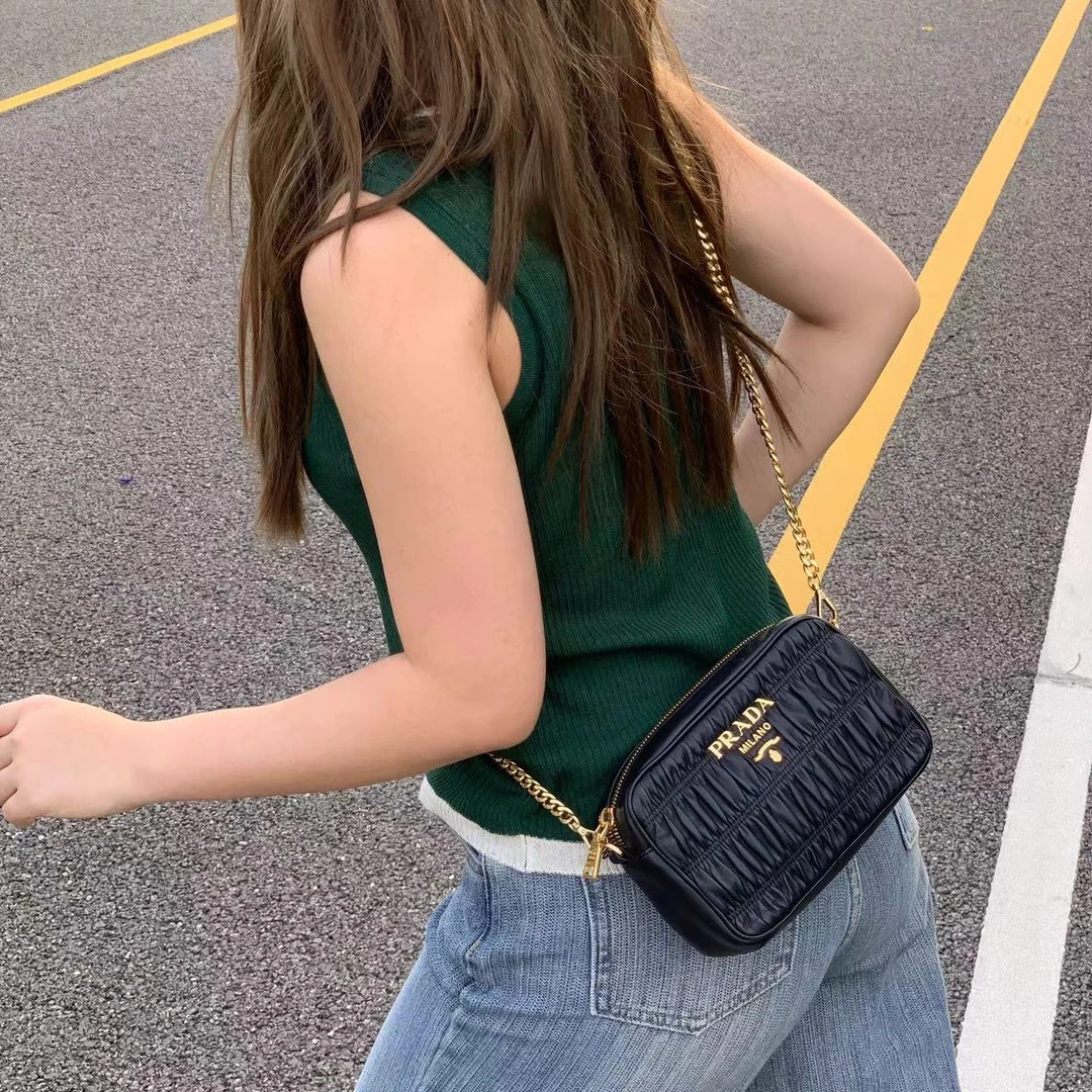 95新 Prada/普拉达 一口价普拉达黑金褶皱链条斜挎包D1479