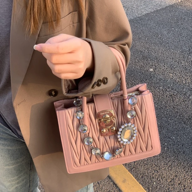 95新  miumiu粉色休闲时尚褶皱手提包c