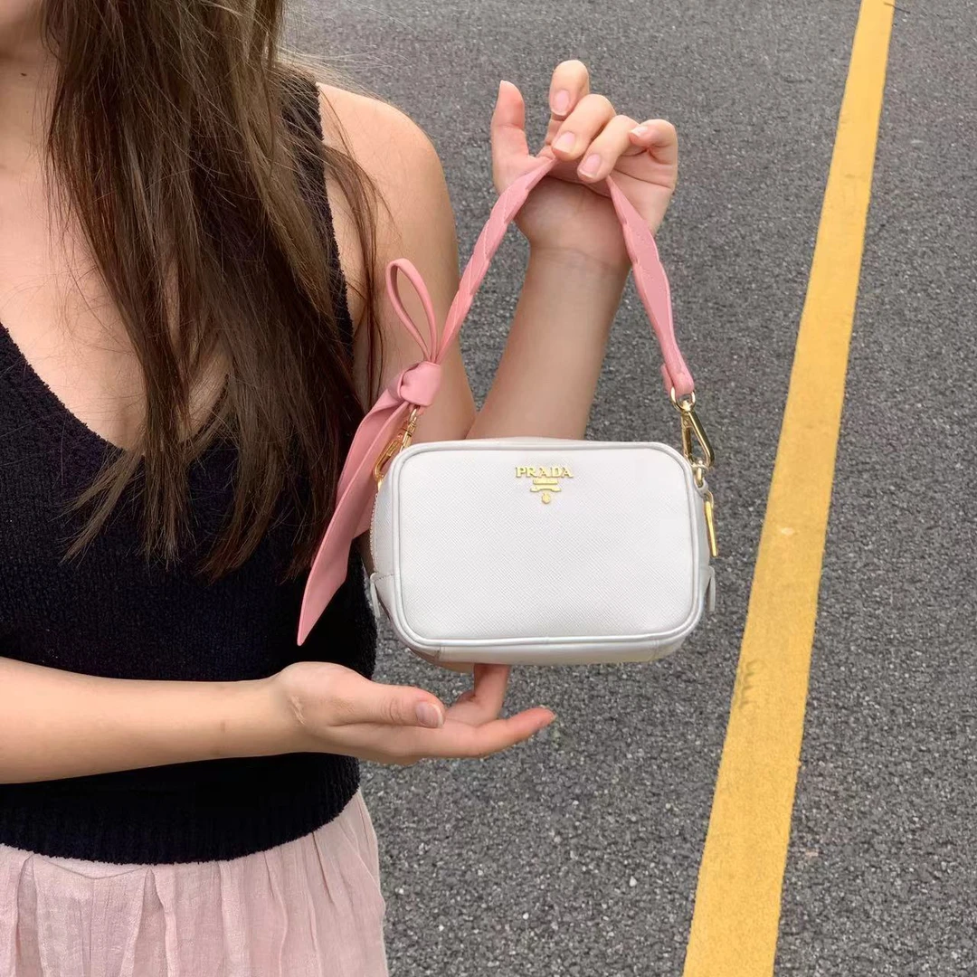 95新 Prada/普拉达 活动·普拉达白金小相机斜挎包D1408