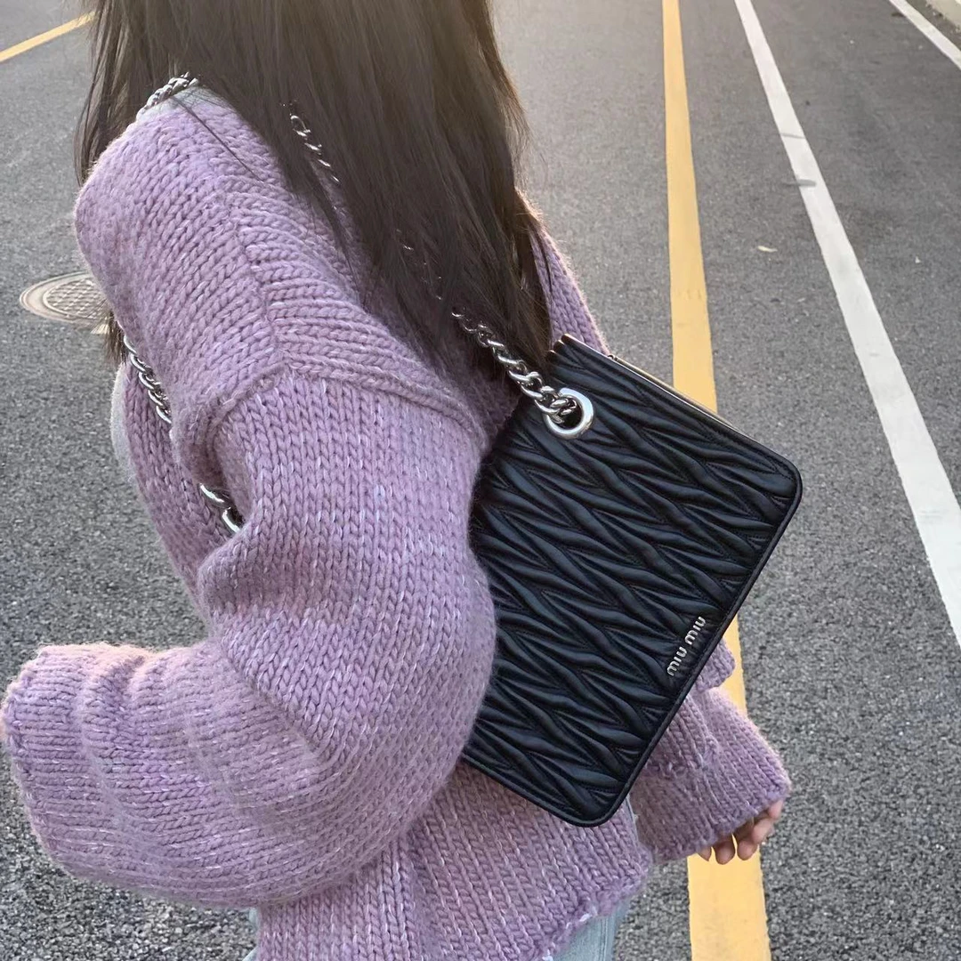 95新 MIU MIU/缪缪 一口价miumiu黑色褶皱粗链条斜挎包