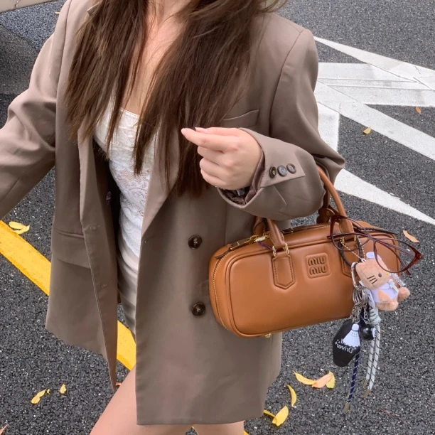 99新 MIU MIU/缪缪 韩系风衣搭子焦糖色中号保龄球包棕色秋冬