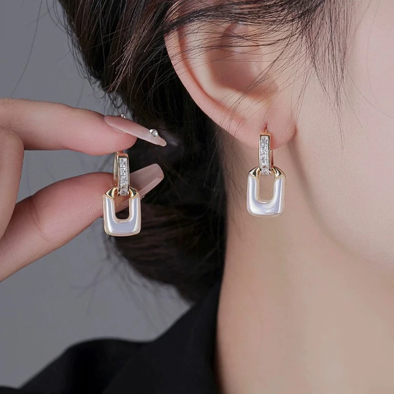 铜合金合成锆石耳饰 两戴红色几何耳扣