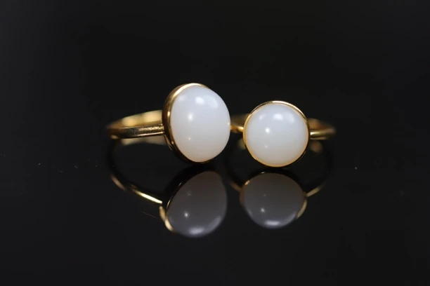 新疆和田玉精致小椭圆蛋面戒指18K金圆戒经典