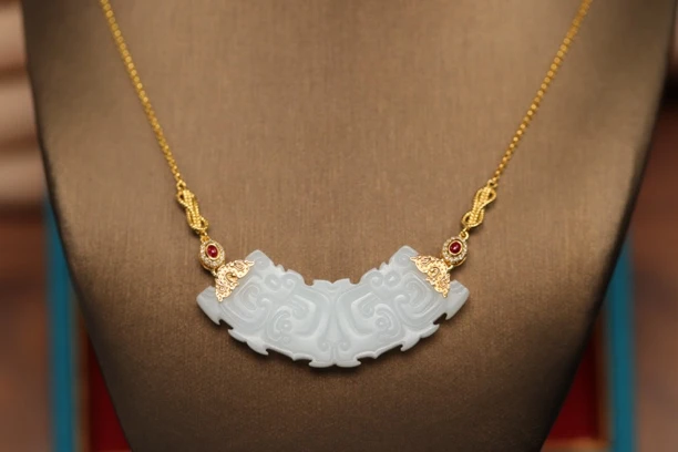 新疆和田玉18K金玉璜吊坠仿古一体链精雕镶嵌古法气质时尚女款