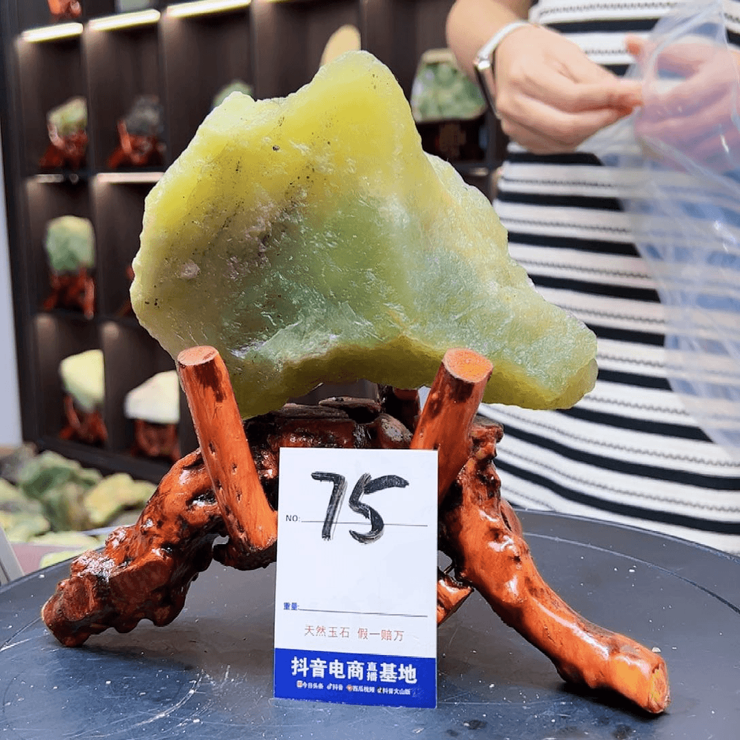 蛇纹石玉原石未镶嵌