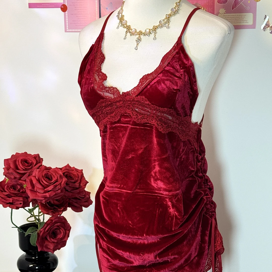 【桃涩日记】黑红色丝绒高级火辣纯欲吊带露蕾丝背裙结婚显瘦性感