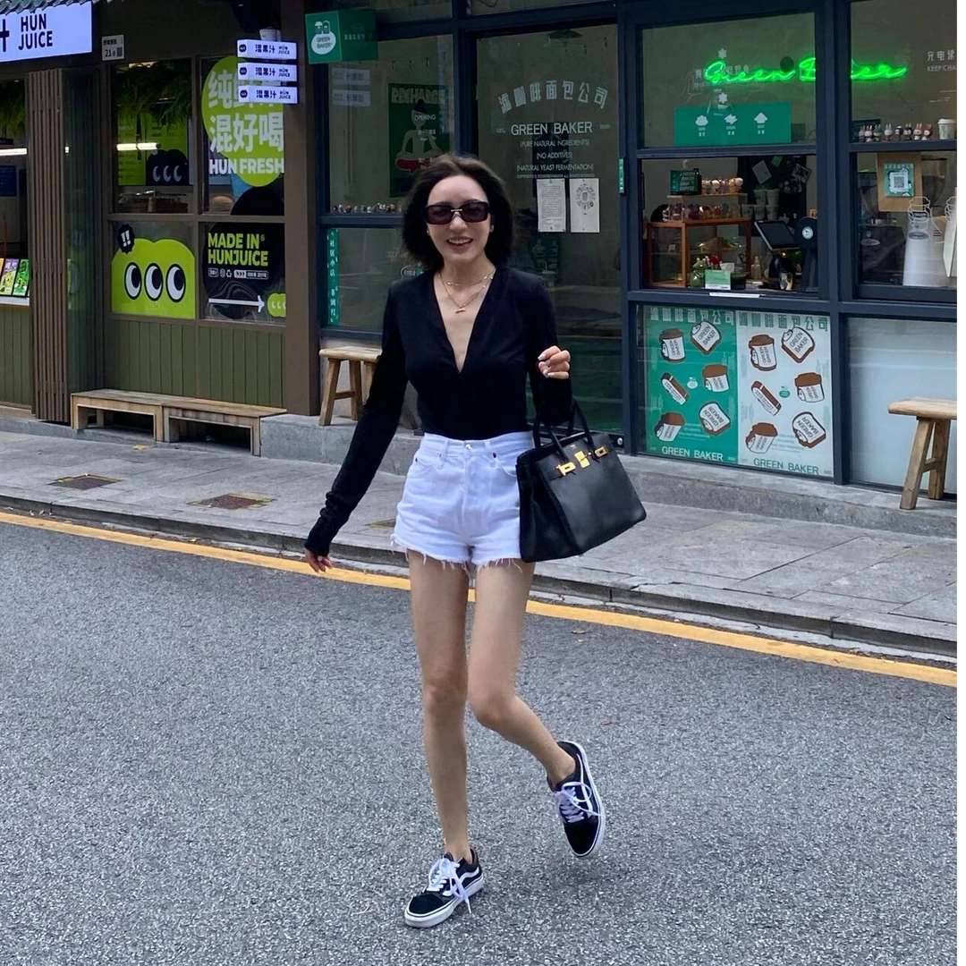 黑色长袖t恤女设计感小众修身显瘦百搭内搭纯色v领针织打底衫春秋