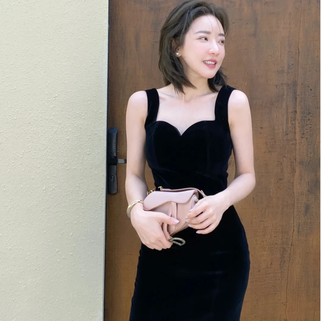 黑色吊带连衣裙2025夏季新款法式设计感小众小黑裙性感收腰包臀裙