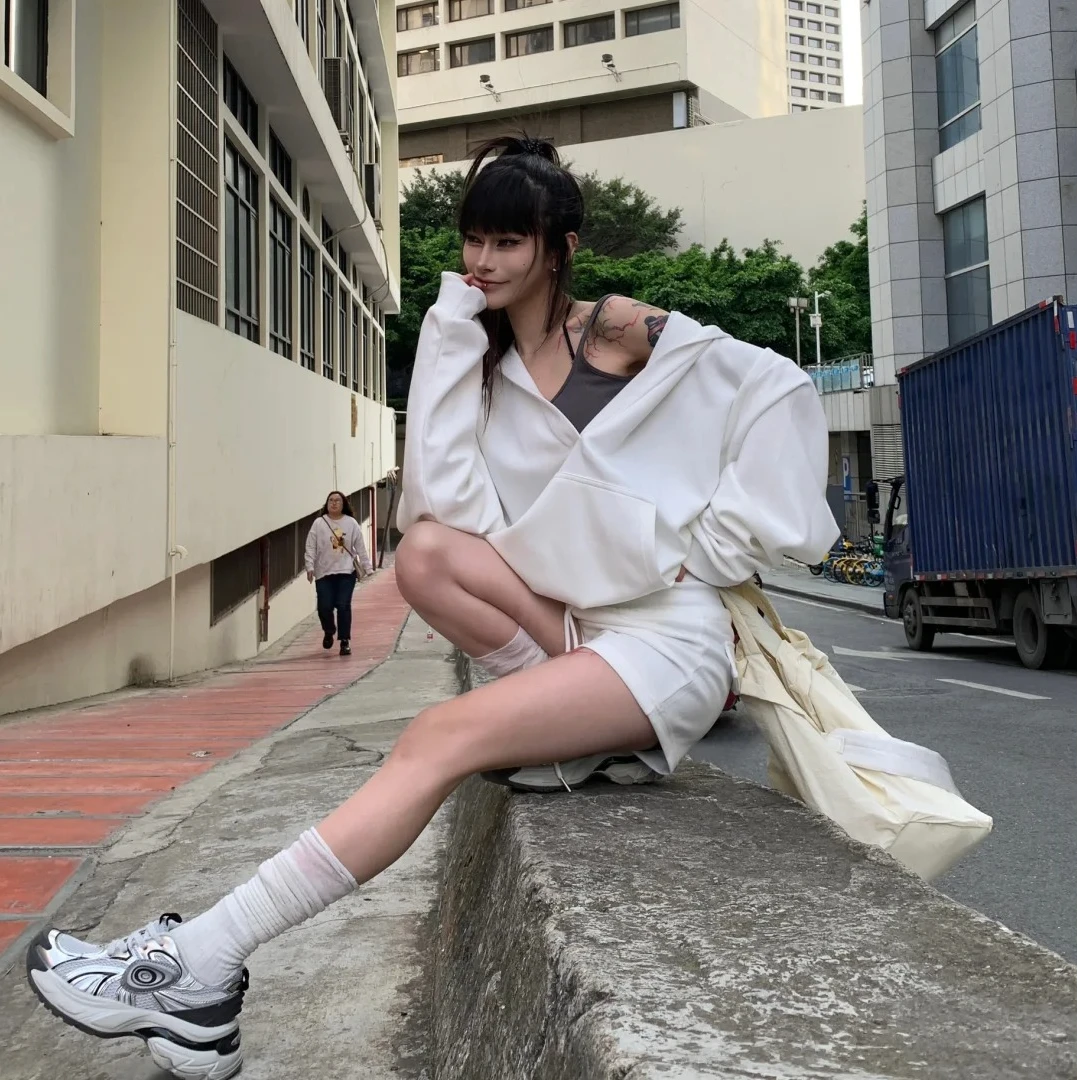 慵懒休闲套装白色连帽卫衣女秋季2024新款气质高腰显瘦短裤两件套