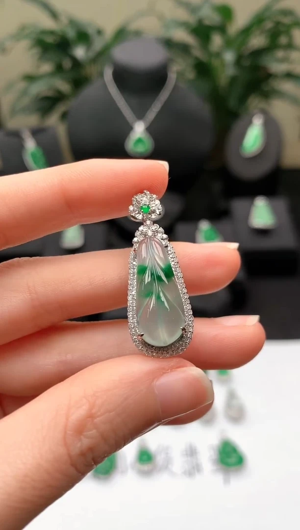 【闪购商品】翡翠颈饰18K金镶嵌飘绿叶子