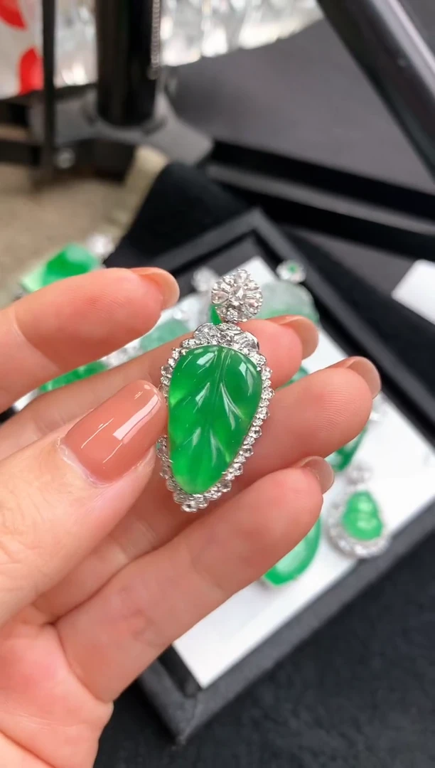 【闪购商品】翡翠颈饰18K金镶嵌叶子