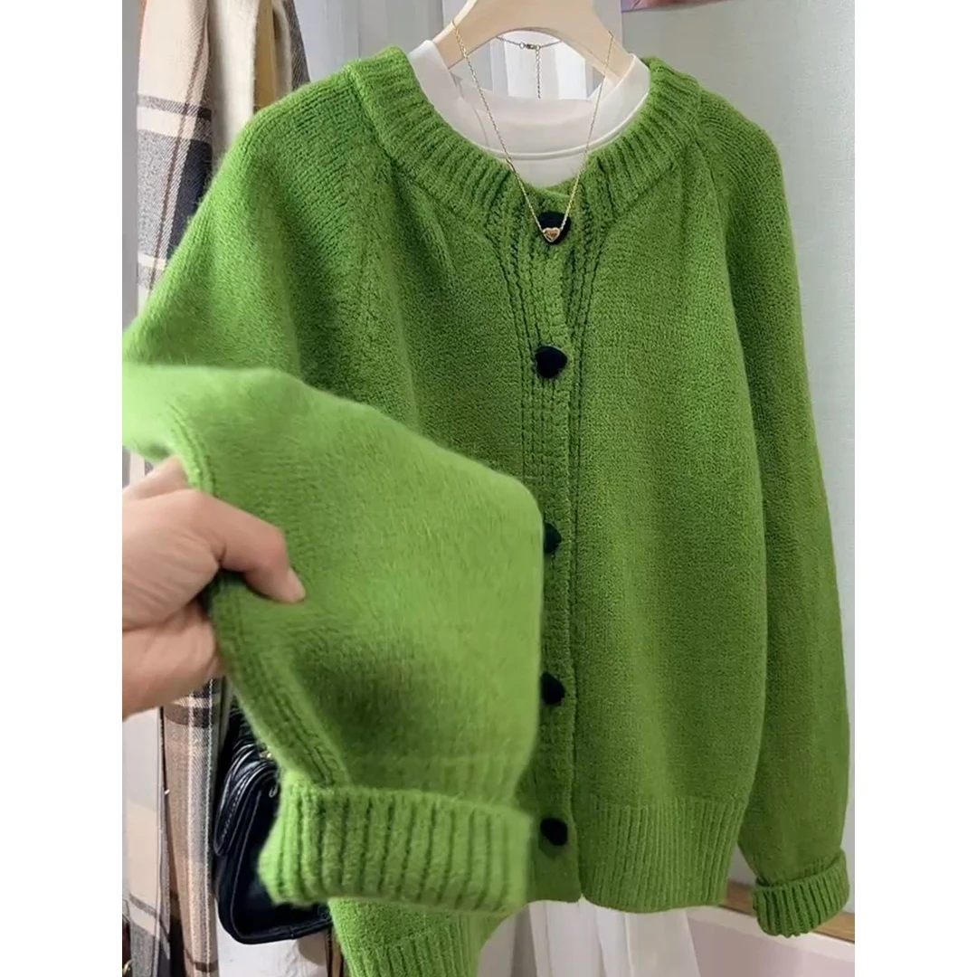 2024春秋新款绿色毛衣外套女装显瘦韩版休闲洋气爱心纽扣针织开衫