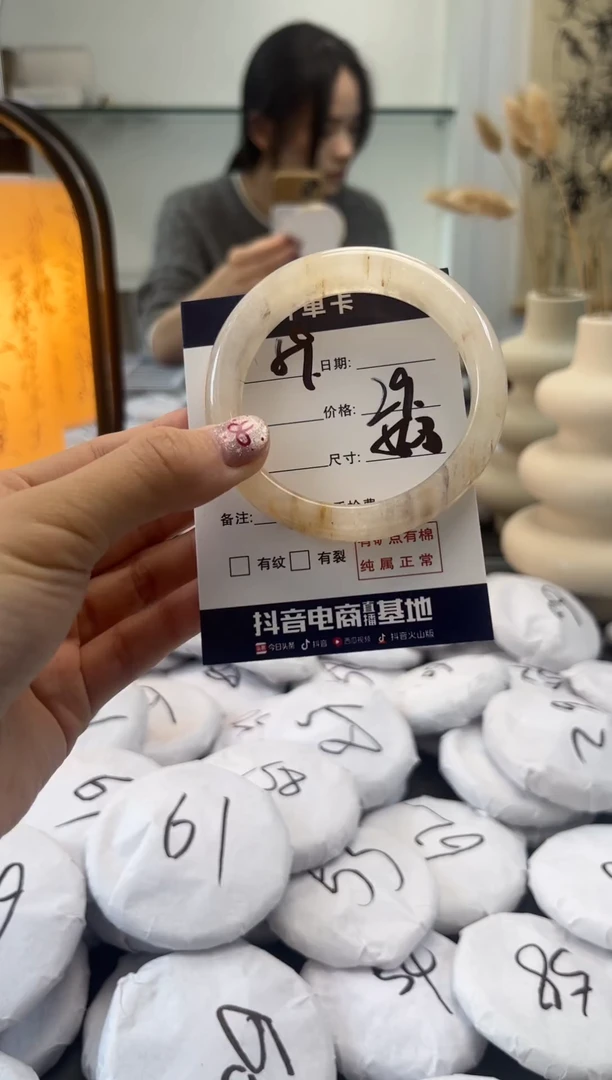 【闪购商品】石英质玉手镯未镶嵌天山翠