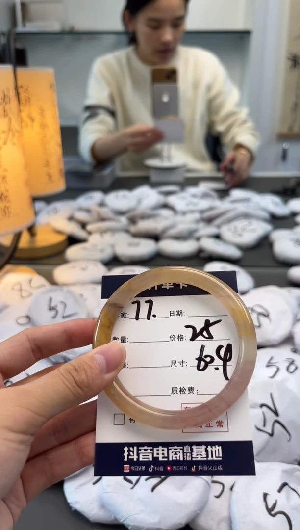 【闪购商品】石英质玉手镯未镶嵌天山翠