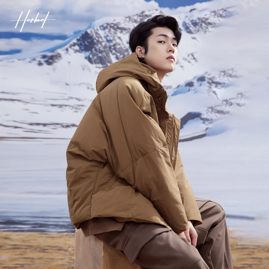 HERBEL/黑白2023冬季新品连帽羽绒服时尚宽松潮男短款外套防风潮