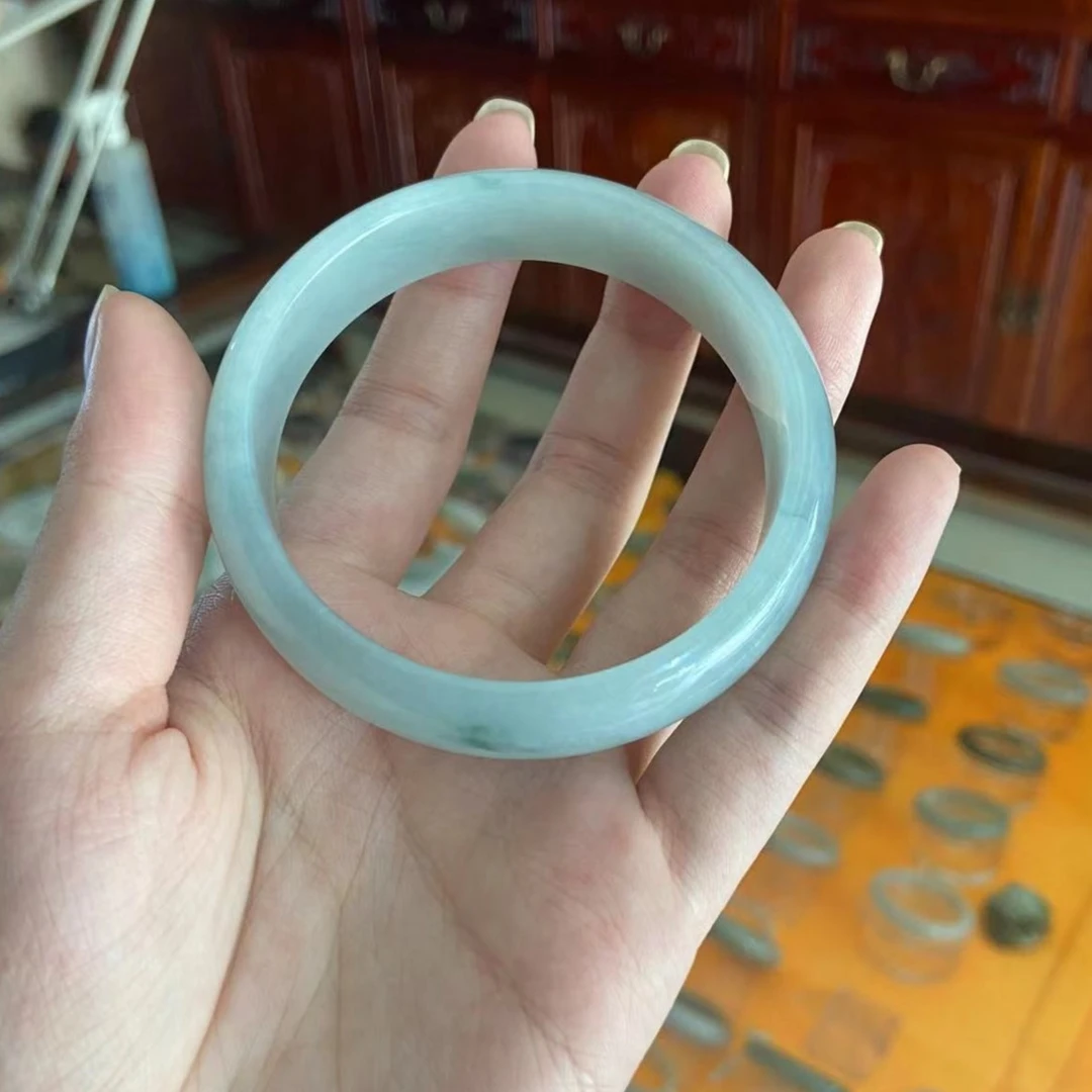 冰润透亮翡翠手镯