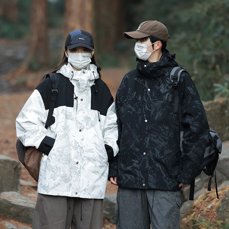 尊圻情侣款冲锋衣连帽便携收纳宽松工装户外三防外套登山服2456