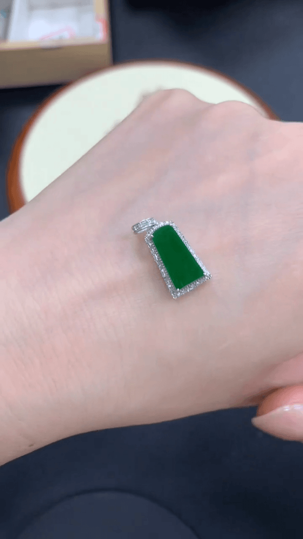 【闪购商品】翡翠吊坠(不含链)18K金镶嵌无事牌