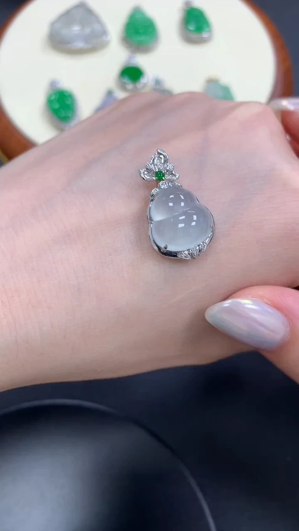 【闪购商品】翡翠吊坠(不含链)18K金镶嵌葫芦
