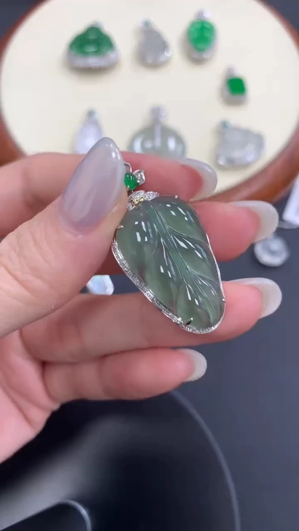 【闪购商品】翡翠吊坠(不含链)18K金镶嵌叶子吊坠