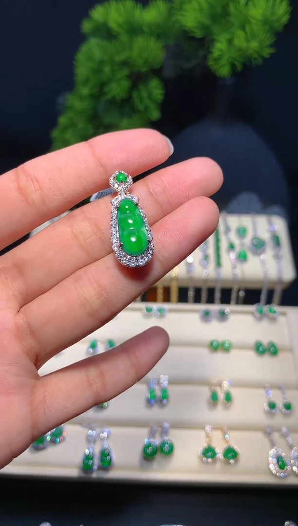 【闪购商品】翡翠颈饰银S925镶嵌福豆吊坠