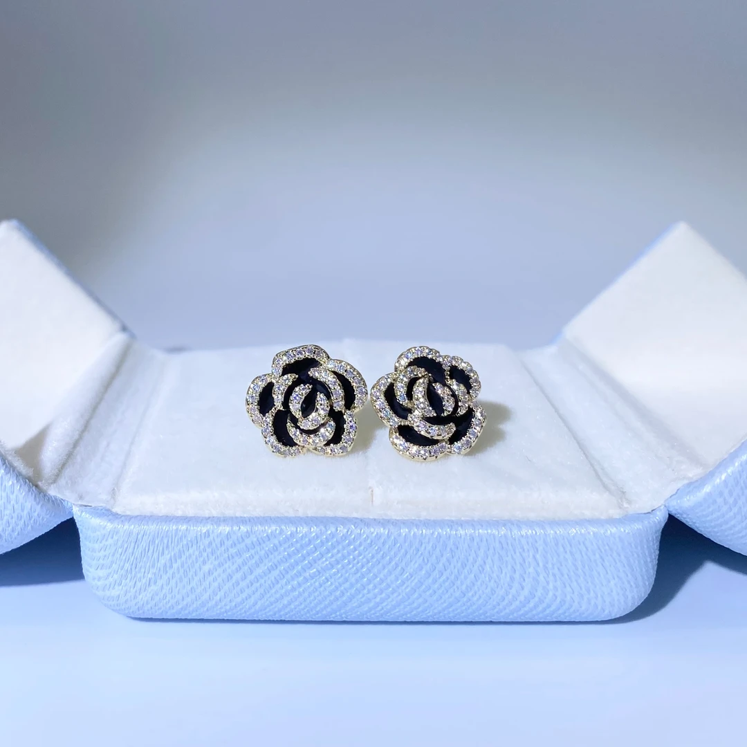 酪黎 铜合金合成锆石耳饰 925银耳饰黑色山茶花耳钉精致优雅满钻