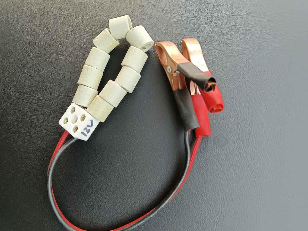 放电电阻丝，检测电池电压