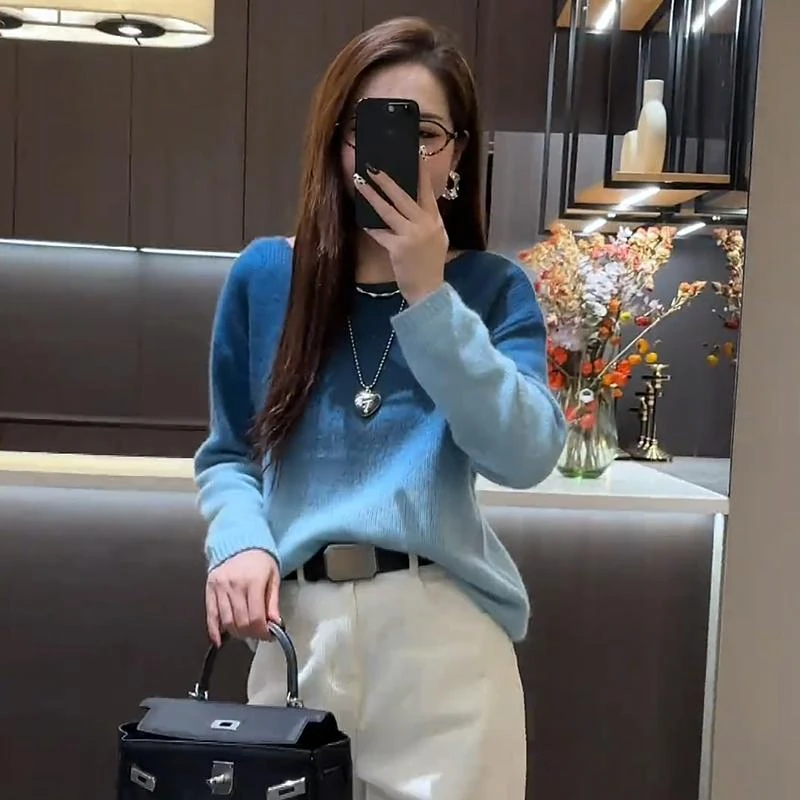 渐变蓝色针织衫女士秋冬2025新款慵懒风宽松软糯内搭打底毛衣上衣