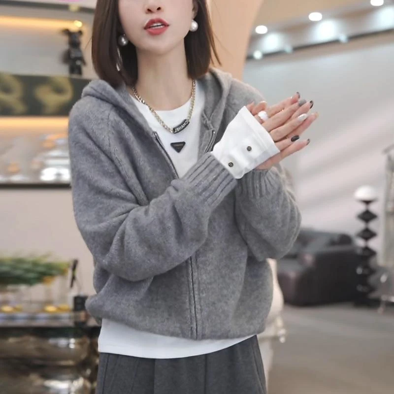 女士灰色连帽毛衣外套早秋季慵懒风宽松洋气减龄拉链针织开衫上衣