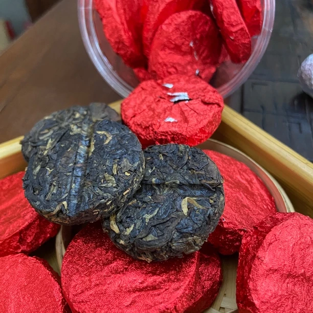 云南大树小饼红茶竹筐发酵晒红茶传统手制日晒工艺红茶一饼一泡