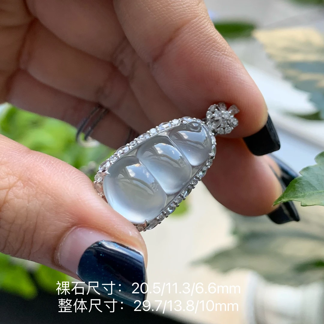 翡翠颈饰18k金镶嵌高冰种起强刚光底子干净形体饱满翡翠福豆吊坠