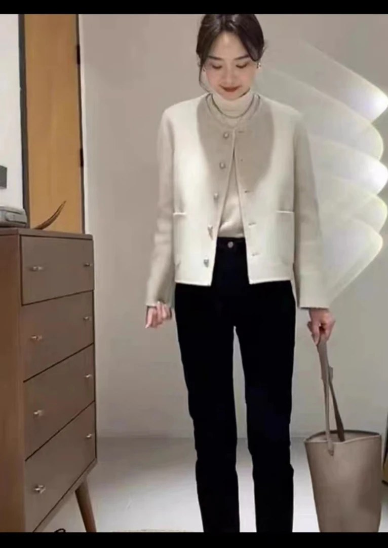 连衣裙黑色高跟鞋黑色手拿包