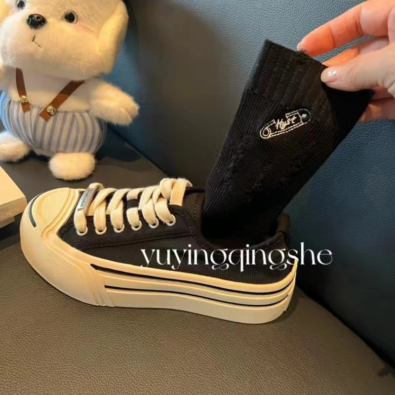 刺绣洞洞袜 新款面料柔软舒适 时尚百搭透气女潮袜