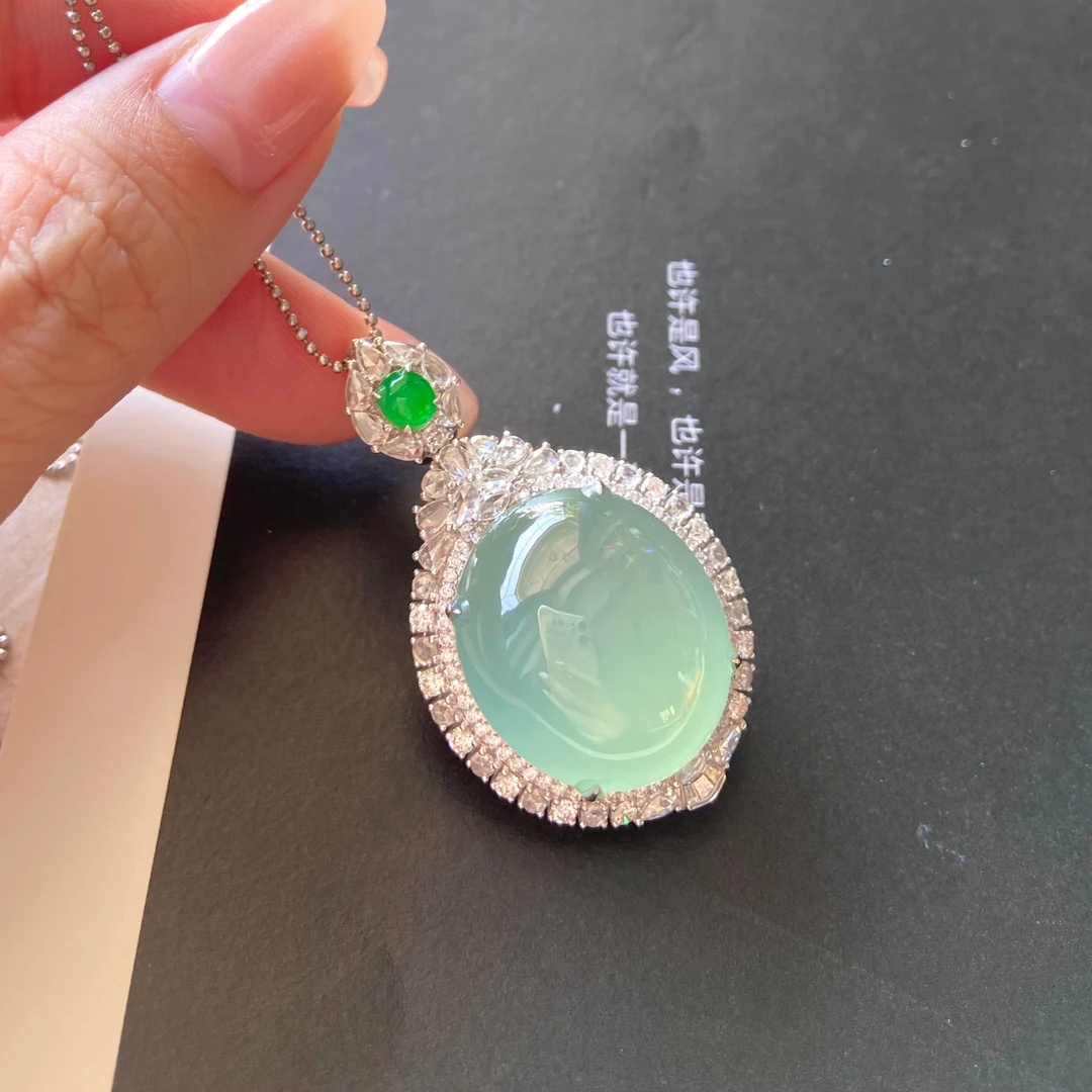 天然缅甸A货翡翠冰种高冰蛋面鸽子蛋镶嵌吊坠