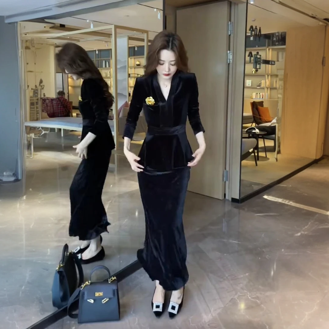 秋季丝绒套装（带胸针）V领显瘦上衣开叉半身裙两件套显瘦套装