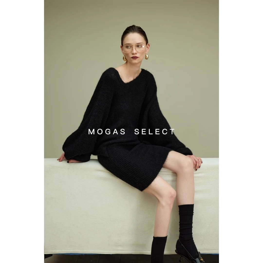 Mogas慵懒出街 羊毛混纺高阶绒感蝙蝠袖不对称领针织连衣裙307502