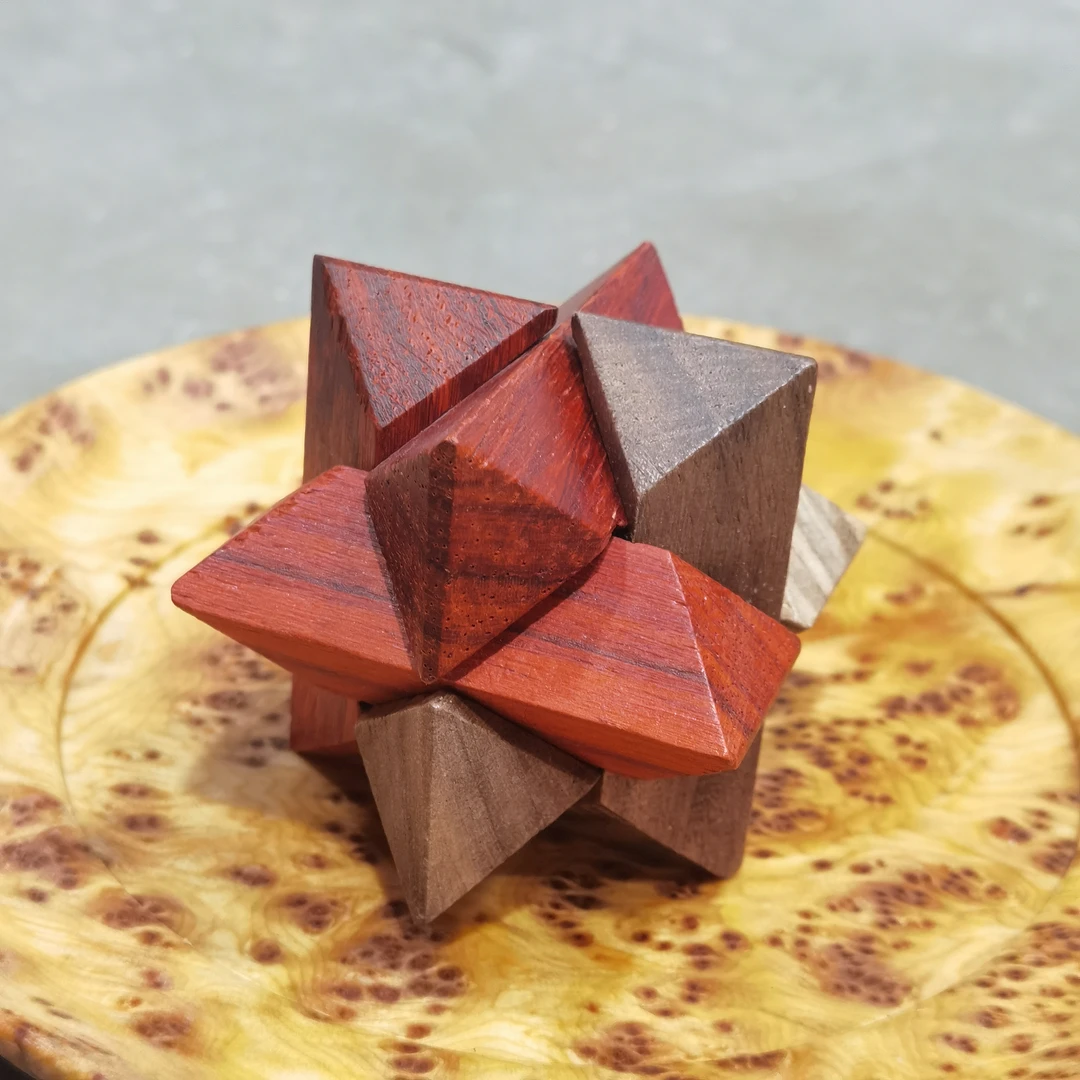 077 八角鲁班锁扣胡桃木制两色创意玩具