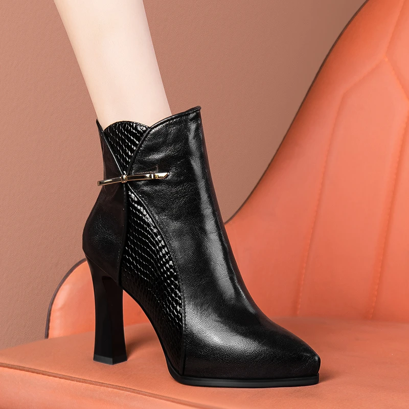 黑色真皮休闲高跟短靴粗跟不累脚爆款马丁靴秋冬裸靴尖头瘦瘦女靴