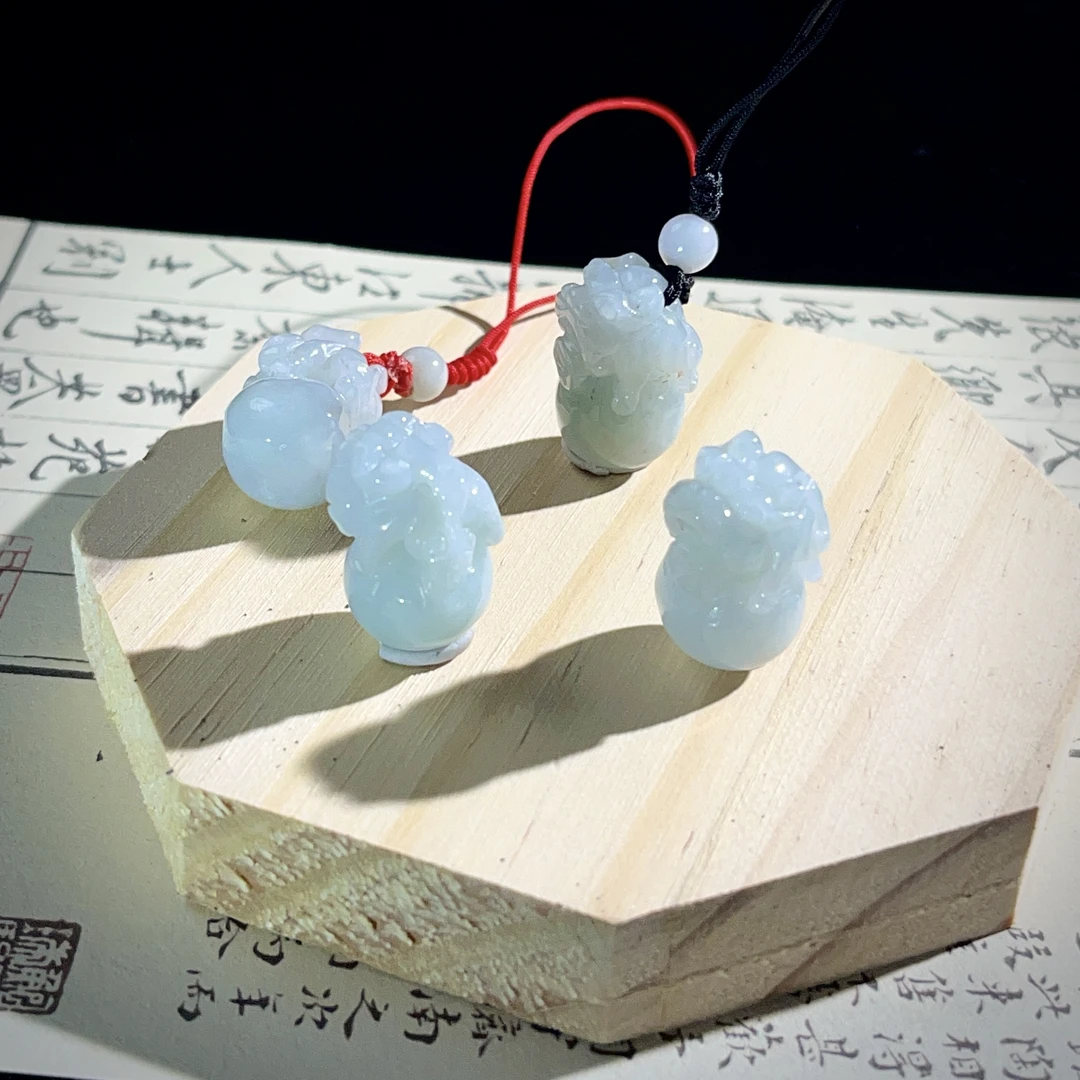 天然A货翡翠踩球貔貅吊坠晴底色挂件一件多样性发货