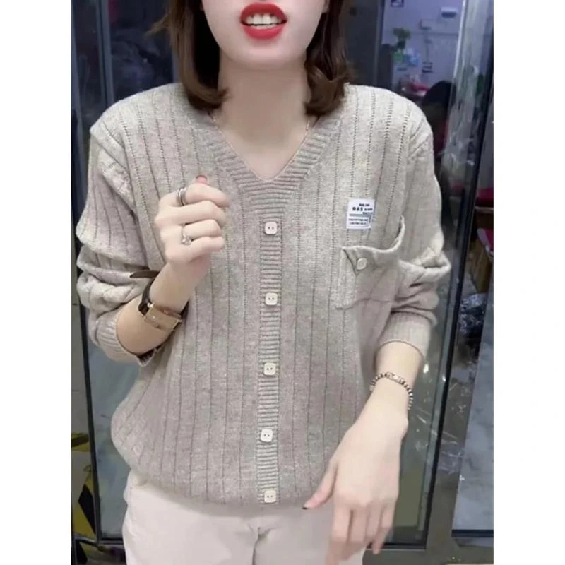 V领打底衫女内搭秋季洋气纽扣毛衣2023新款套头针织衫口袋上衣ins