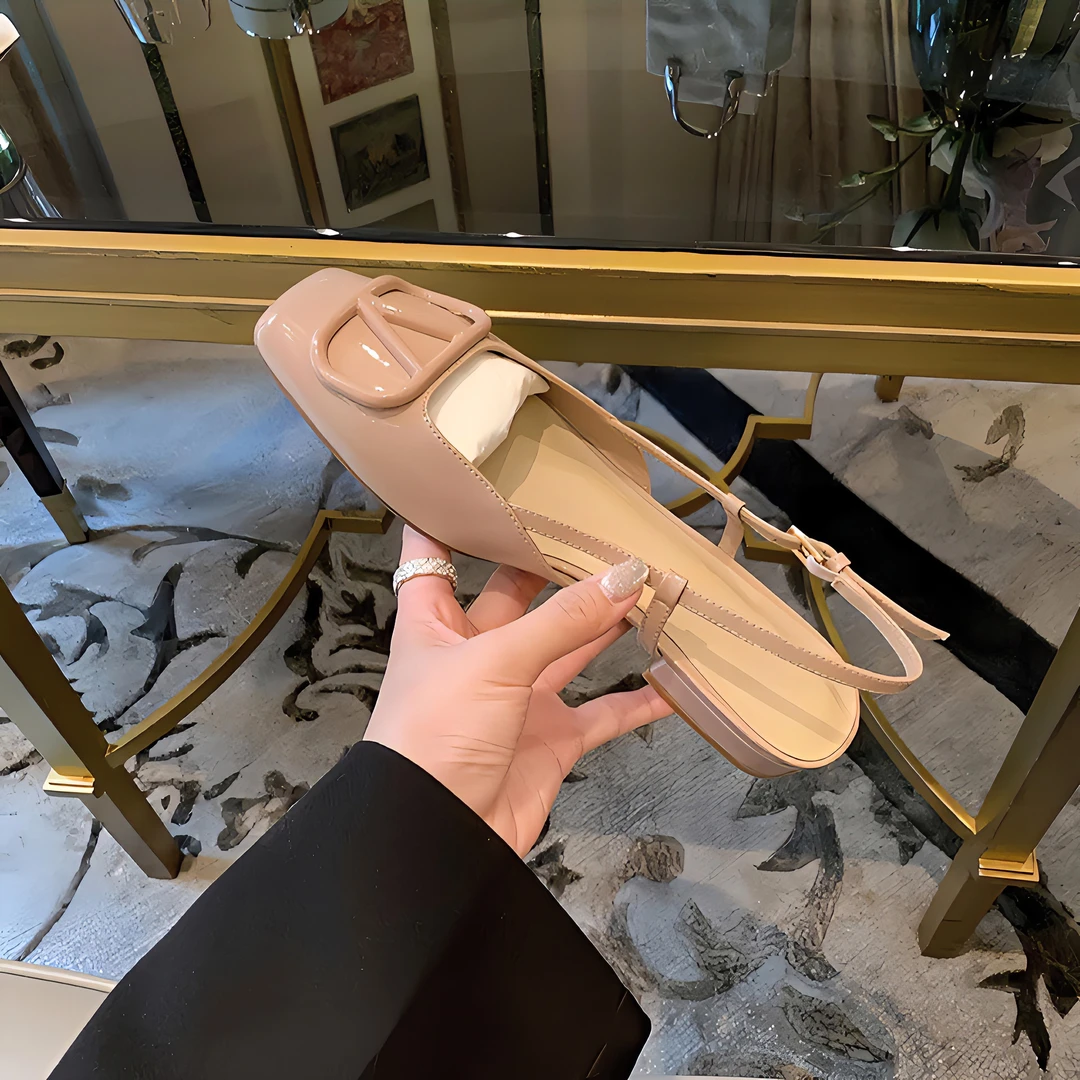 【茵茵家】黛尔公主~方头V扣包头漆皮后空平底凉鞋女通勤鞋夏季新款