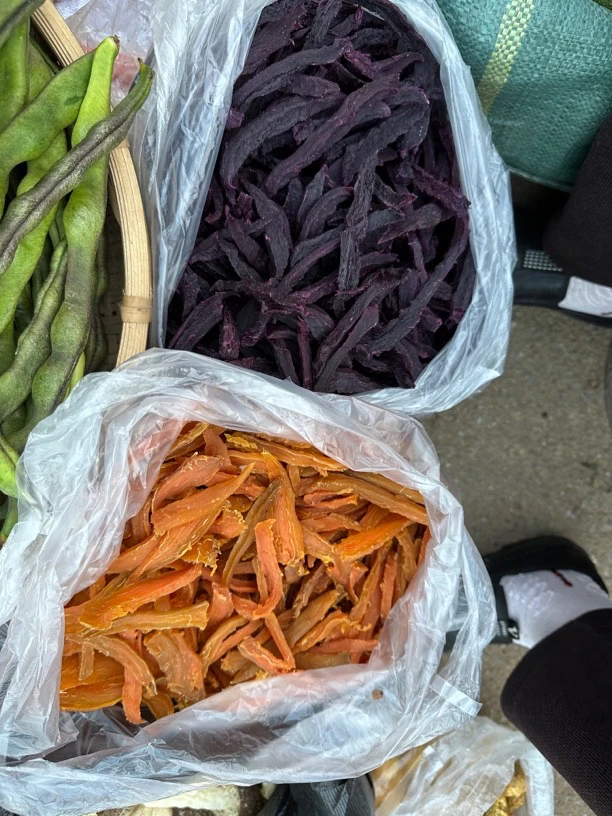 娟娟带你赶大集【紫薯干】云南下山货