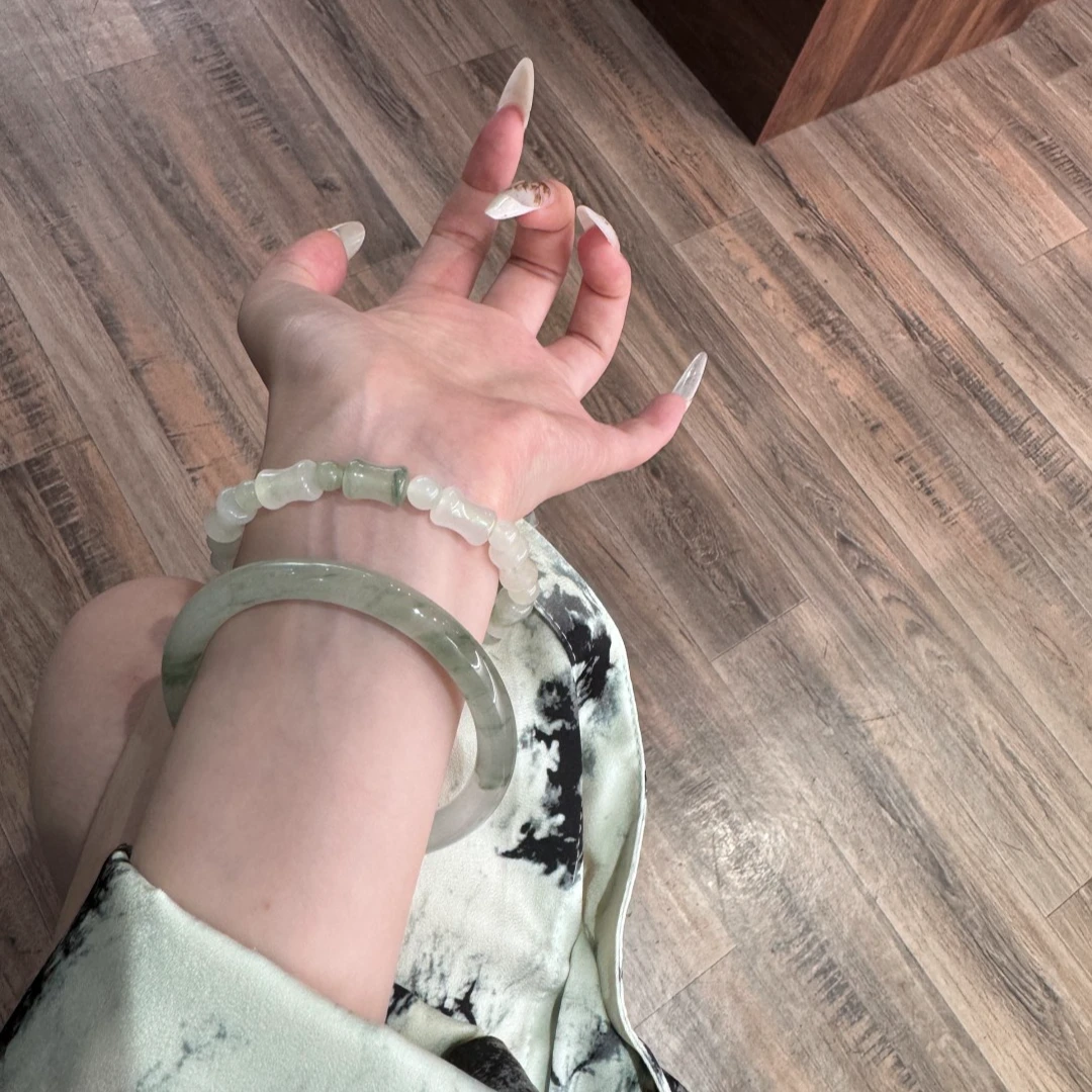 新中式国风天山翠美人镯天然冰糯种翠玉飘花圆条手镯女多样性发一