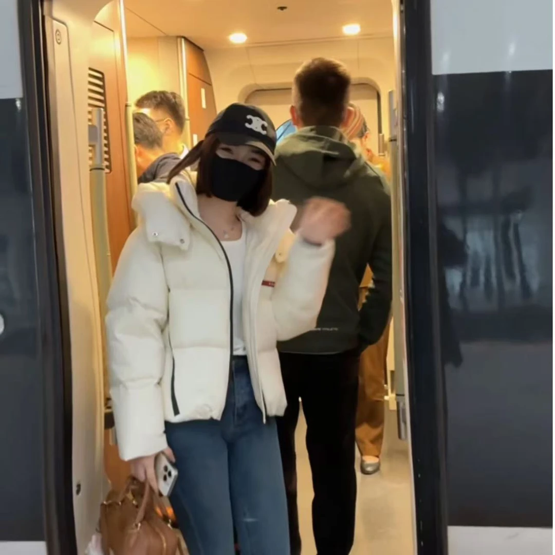 玳妮【胸前红标羽绒服】冬季新款连帽胸前红色标志羽绒服肯豆面包服