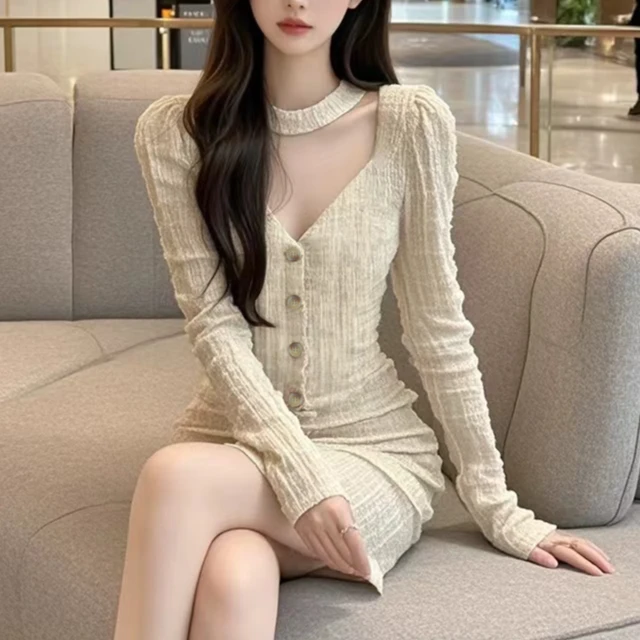 早秋新款杏色V领褶皱连衣裙温柔气质名媛御姐范收腰显瘦包臀短裙